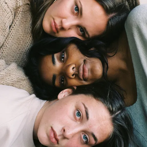 Gruppe Mädchen Eine Gruppe Mädchen schaut in die Kamera