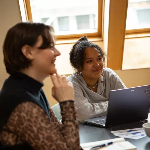 Zwei Personen von GfZ bei der Arbeit.