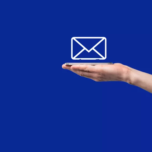 Eine Hand mit einem Briefsymbol.